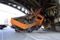 LKW blieb unter Bruecke haengen Koeln Deutz Deutz Muelheimerstr P094